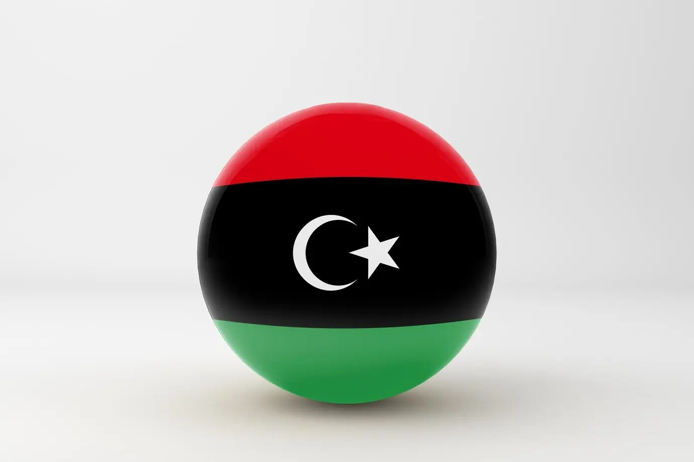 Die Flagge Libyens vor weißem Hintergrund
