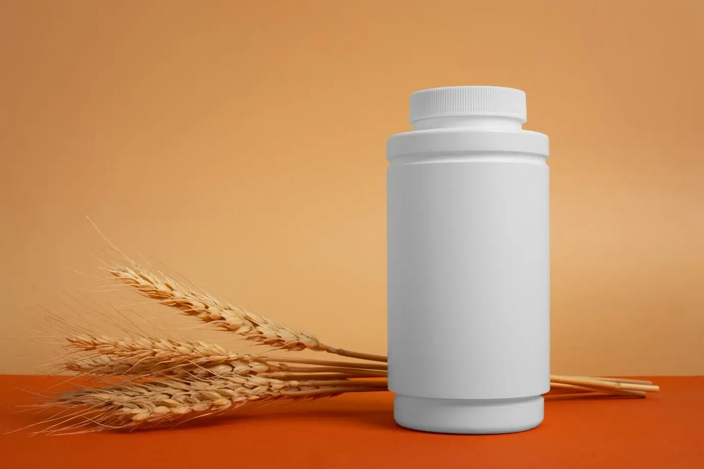 Stillleben eines Behälters für Gehirn-Booster-Pillen