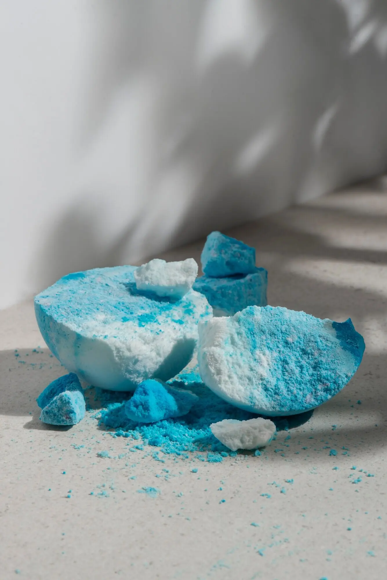 Stillleben einer Anordnung therapeutischer Badebomben